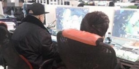 大学生带退休父亲网吧双排玩LOL 绝不坑爹