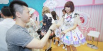 史上最贴心展台周边，贴吧女团chinajoy现场赠送冰激凌