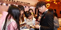王者荣耀一哥触手剑仙 忙里偷闲吃鸡笑爆256万观众