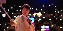 剑仙粉丝见面会最小粉丝仅12岁 要求签名签在学生证上