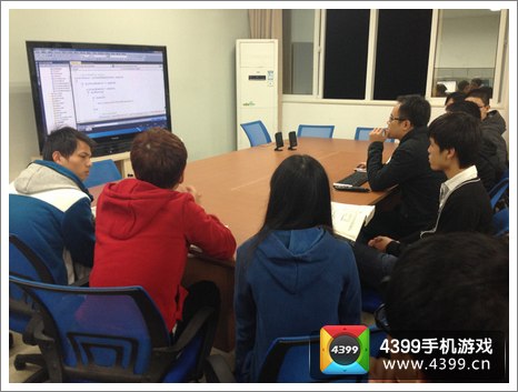 老师与即将上岗学生进行互动式教学