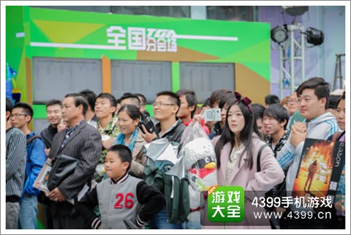 现场观众围观图