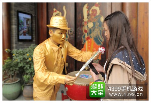 游客与“活雕塑”互动