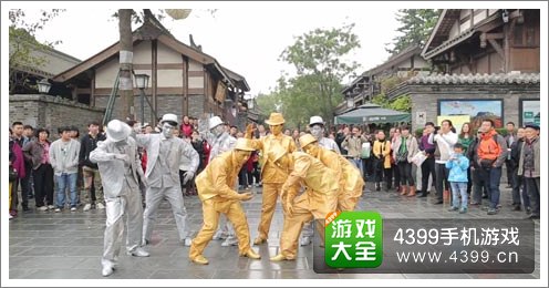 游客围观“雕塑”