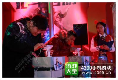 《天下HD》游戏节high翻天 萌软Coser撕包