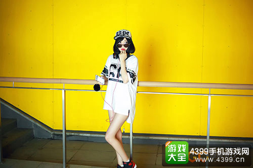 美艳Showgirl现身 与你亲密互动