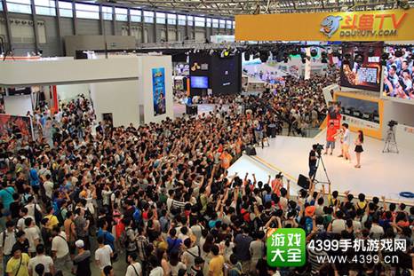 ChinaJoy展台狂热粉丝现场求爱