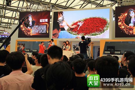 ChinaJoy展台狂热粉丝现场求爱