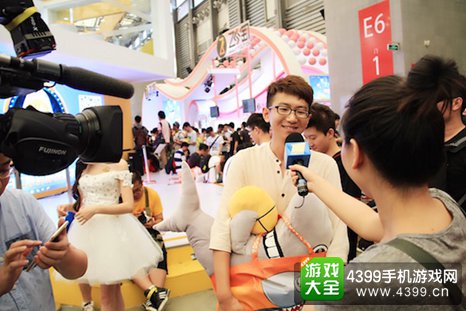 ChinaJoy展台狂热粉丝现场求爱