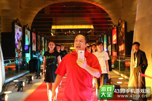 【周鸿祎和360大玩家走红毯】