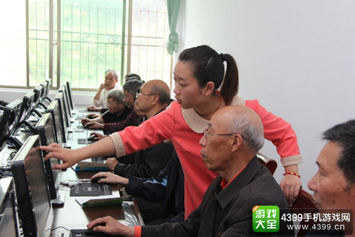 社区组织老年人学习电脑