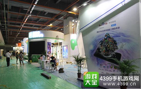 正在搭建中的展台