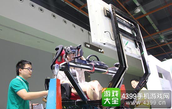 4399记者体验VR设备