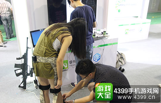 工作人员为记者穿戴设备