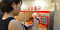支付宝攻陷菜市场 大妈们也成了马云身后的女人