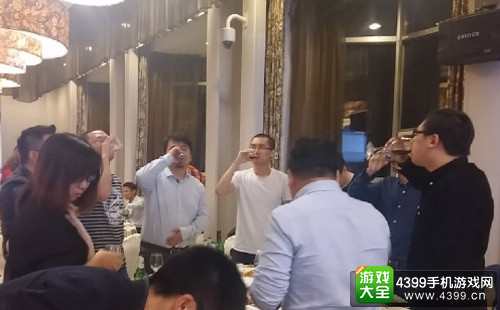 游戏圈CEO们开怀畅饮,与伴们交流分享