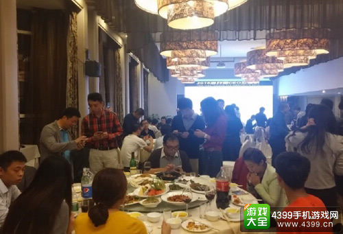 游戏圈CEO们开怀畅饮,与伴们交流分享