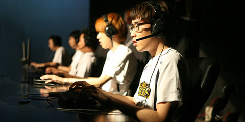 话题讨论：打LOL月入3万该被批评吗？