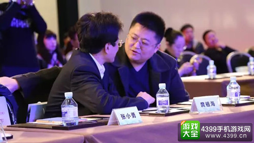广州基金董事长韩颖(右一)与中国动漫集团董事长庹祖海亲切交流