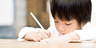 为了玩手机不被小孩打扰 奇葩家长布置额外作业