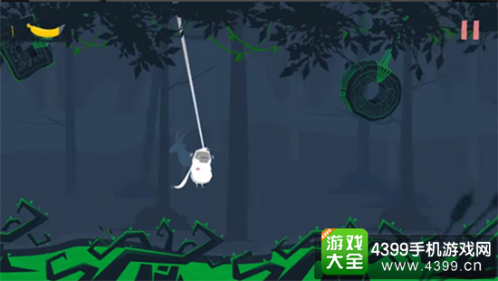 伸长手臂荡漾林间