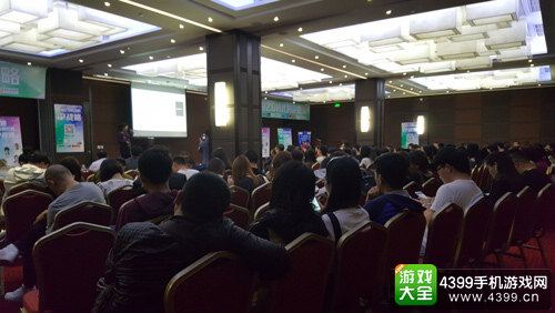 人头攒动的活动现场
