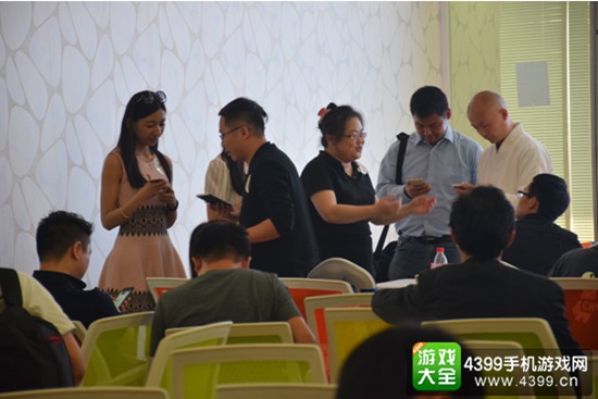 会后交谈融洽的小伙伴们