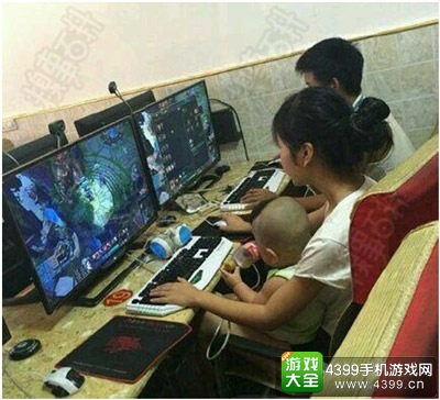 当妈的抱着娃玩LOL
