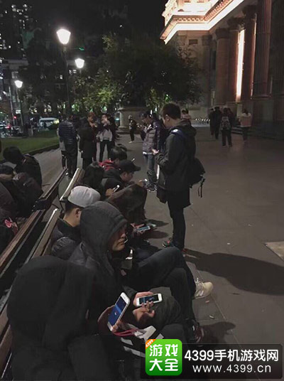 这是夜晚9点的墨尔本街头，无数本不相识的人们聚集在这里只为同一款游戏