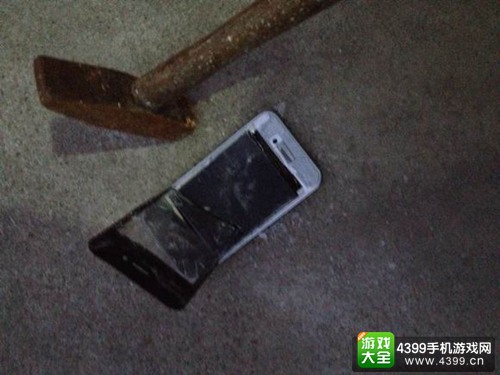 砸iPhone