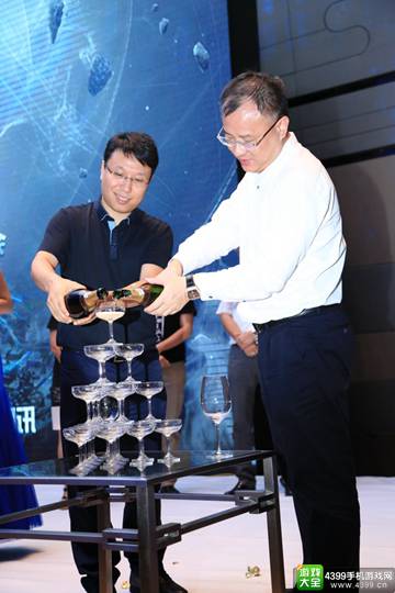 香槟举杯合影图