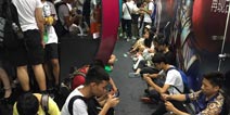 《球球大作战》明星选手遭堵 粉丝热情难挡