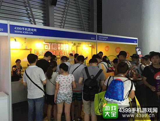 小小的展台前挤满了不明真相的围观群众