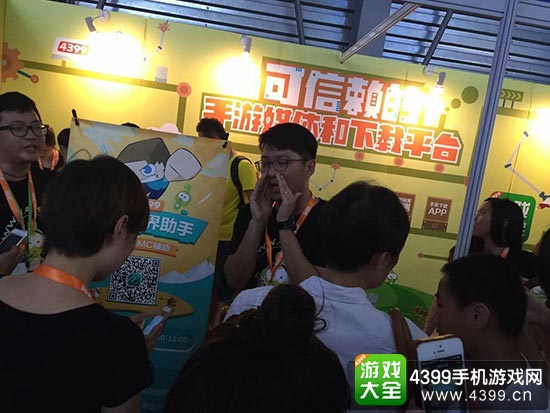 工作人员为玩家们指引操作流程