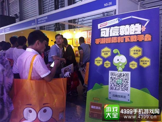 玩家们纷纷掏出手机参与活动,这位大叔不顺便扫个二维码吗?