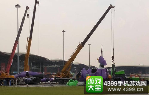 展馆外的半成品初号机