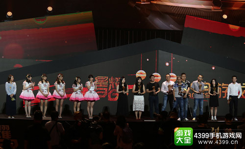 360公司孙晓骏、AKB48为“年度十大人气PC游戏”颁奖