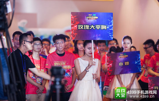 舞台一侧候场的参赛队伍