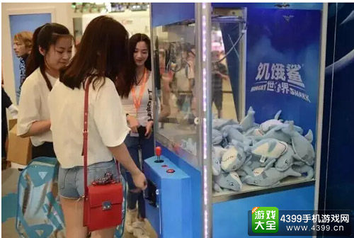 最受欢迎礼品:鲨鱼娃娃妹子的最爱