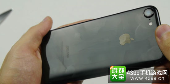 苹果iPhone7亮黑色和黑色对比 亮黑色指纹问题严重