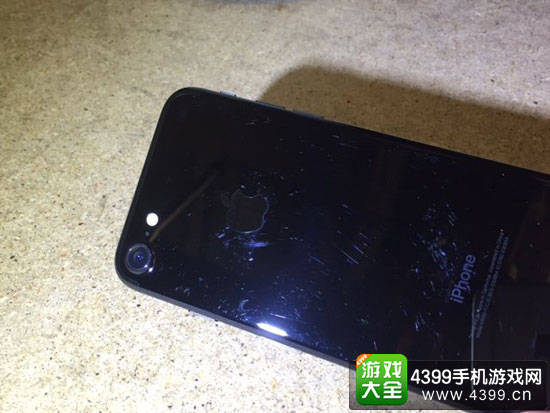 苹果iPhone7亮黑色和黑色对比 亮黑色易磨损