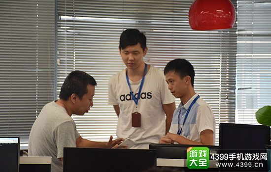 惠翔和团队讨论中