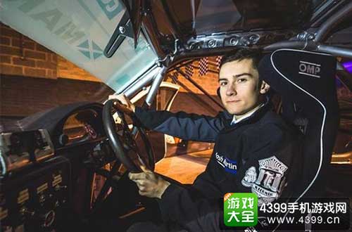 英国20岁大学生痴迷赛车游戏1
