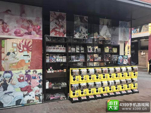 动漫周边店门口的扭蛋机
