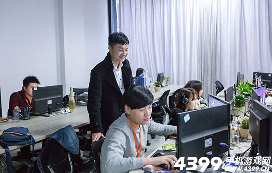 陈亮与游戏发行的同事测试新产品