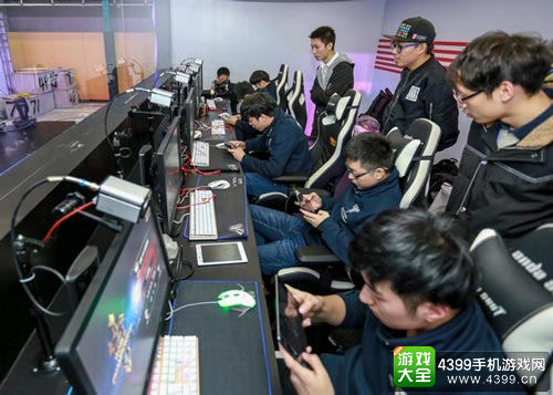 顶级职业战队EP与媒体嘉宾进行手游对抗