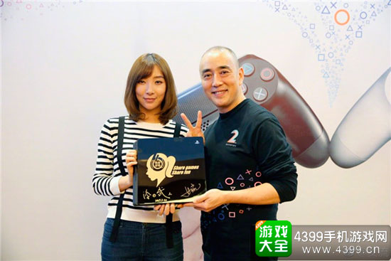 女流成为首个获得个人定制版PS4主机的中国人