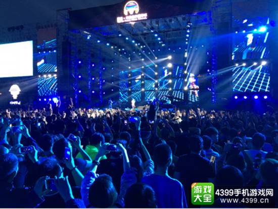 GALA歌迷将舞台包围的水泄不通