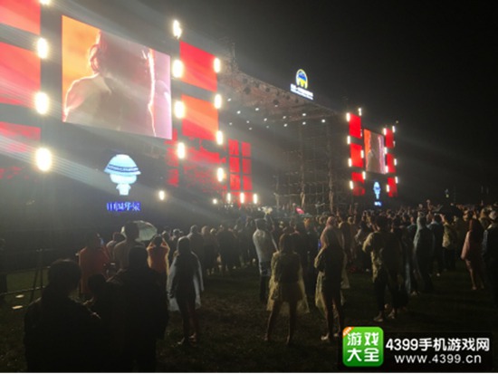 现场下起雷阵雨,谢天笑的歌迷仍在坚持