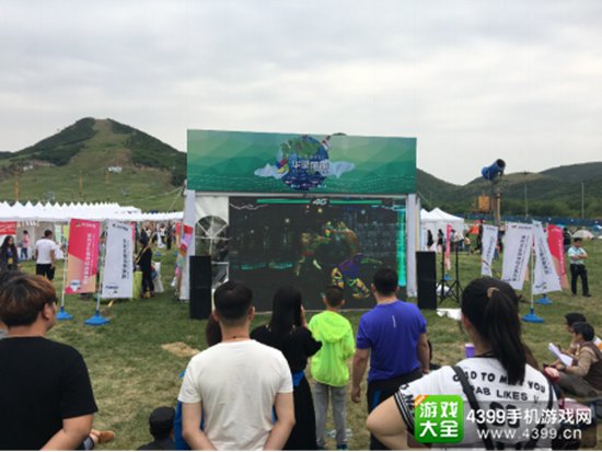 现场吸引了格斗迷驻足观看